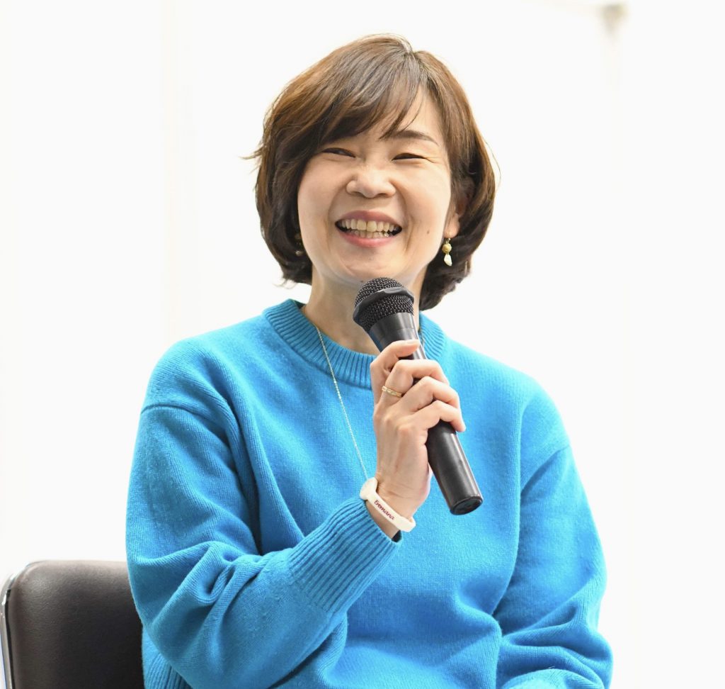 講演会で話す村上好